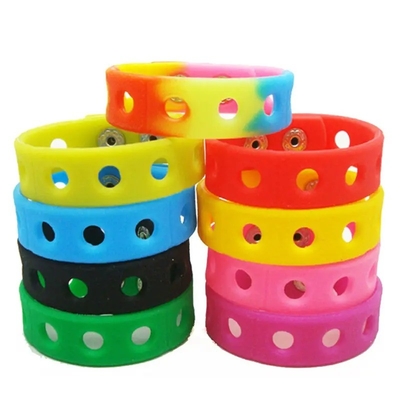18 cm langes Silikonsportarmband mit Formservice und individueller Verzierung