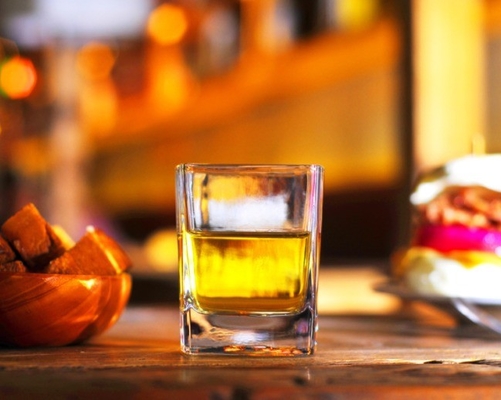1 Quantität Klarbecher für Getränke in transparenten Whisky-Glas