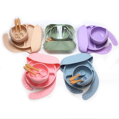 Silikonschale und Löffel für das Füttern von Babys