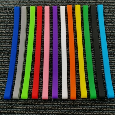 Farbenfrohe Stretch-Gummi-Strandhandtücher für Liegestühle auf Strandpool-Kreuzfahrtsesseln